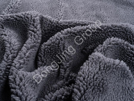 Siyah gri yuvarlanan top kumaşı suni kürk kumaş ne kadar sıcak?